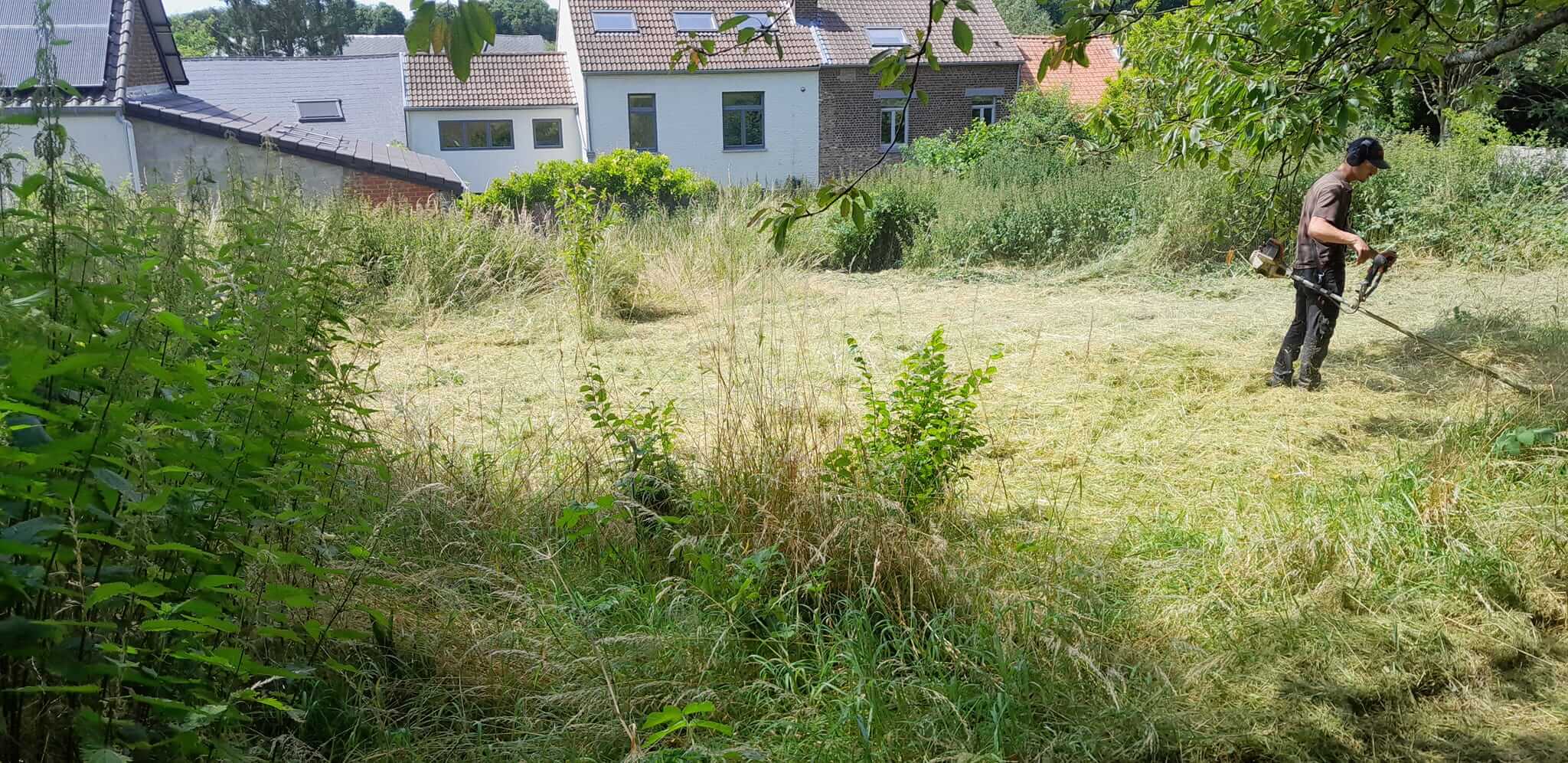 Débroussaillage d’un terrain aux hautes herbes