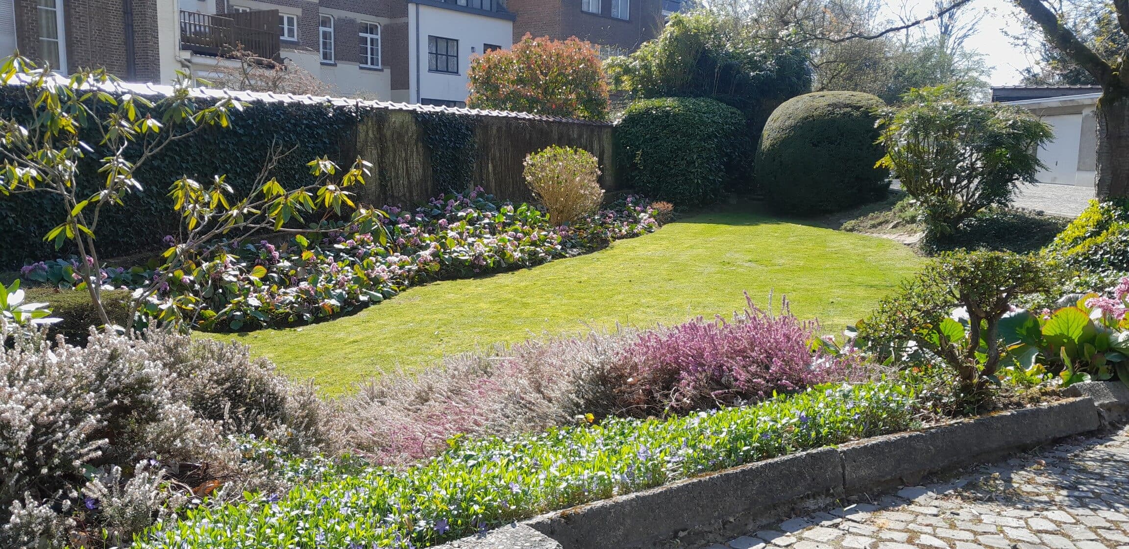 Jardin entretenu avec pelouse tondue et massifs fleuris