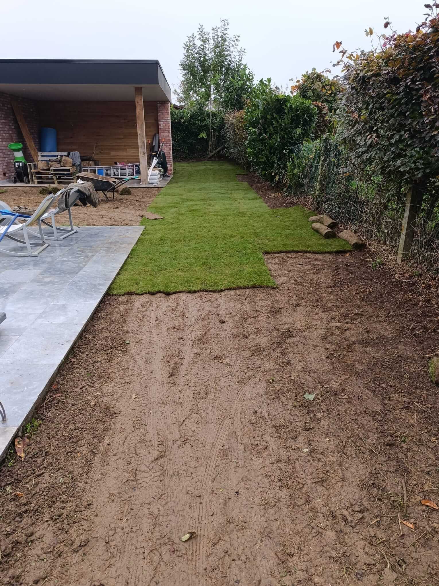 Jardin avec terrasse en dalles et pelouse en cours de pose