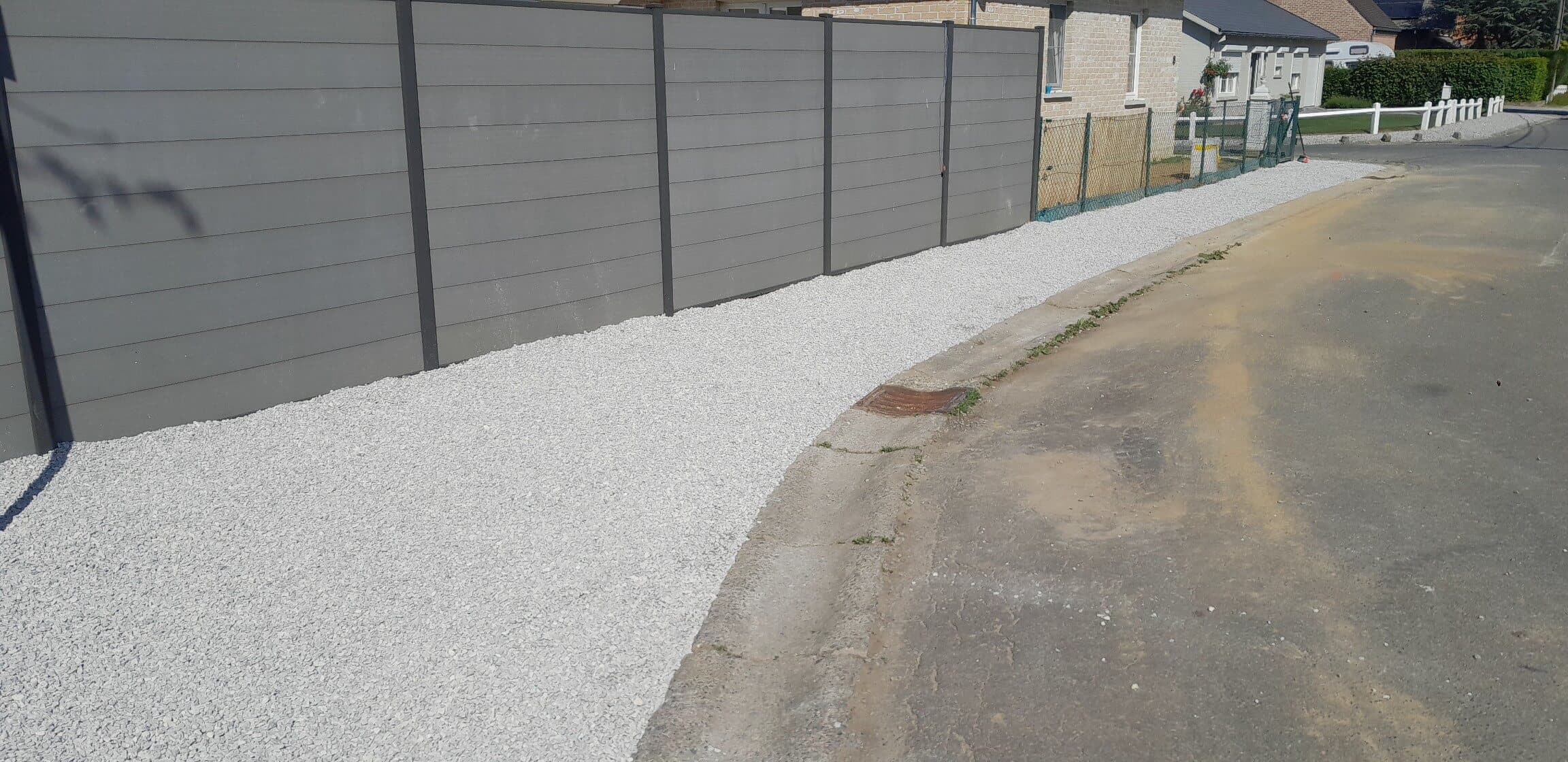 Allée en gravier clair refaite le long d’une clôture